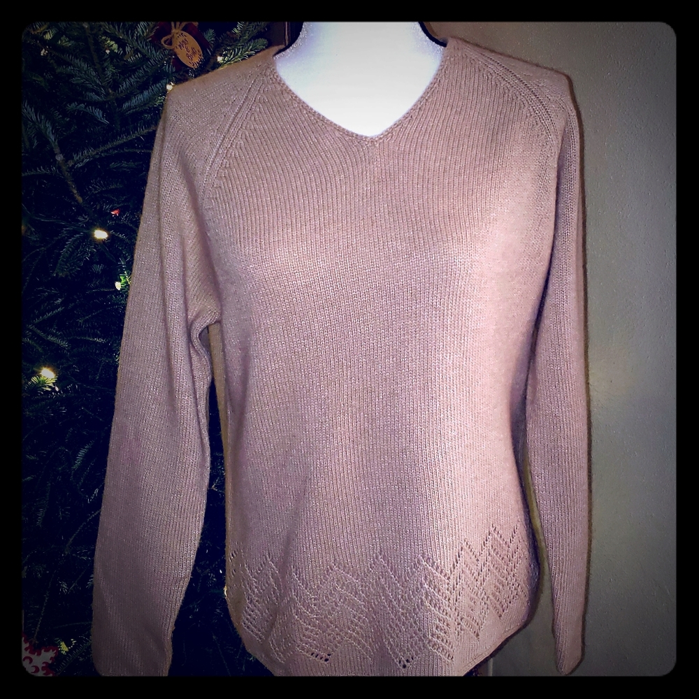 Eddie Bauer V-Neck Decoratve Bottom Sweate…